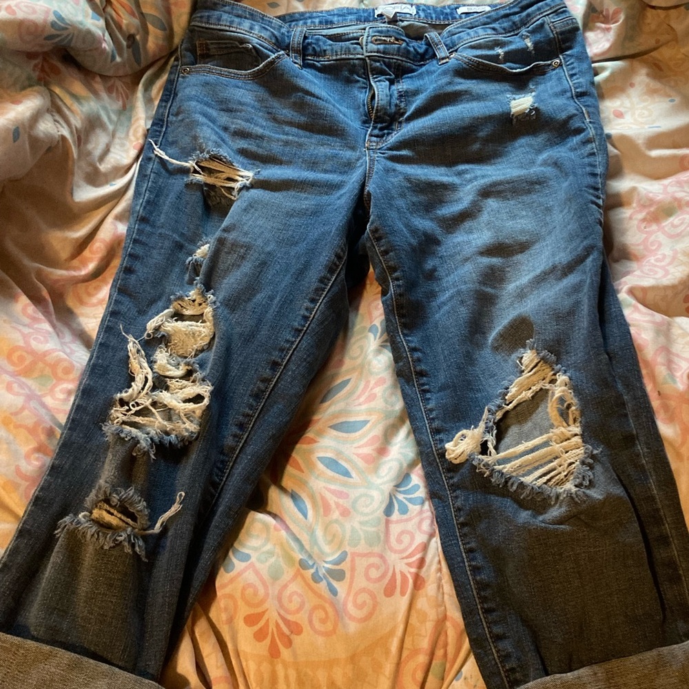 Sofia Vergara size 6 distressed jeans/capris comfy